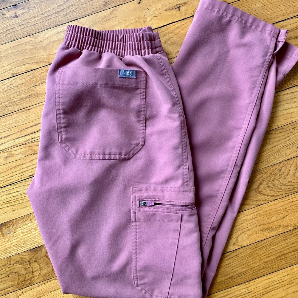 Figs Yola Skinny scrub pants in Mauve. XS.